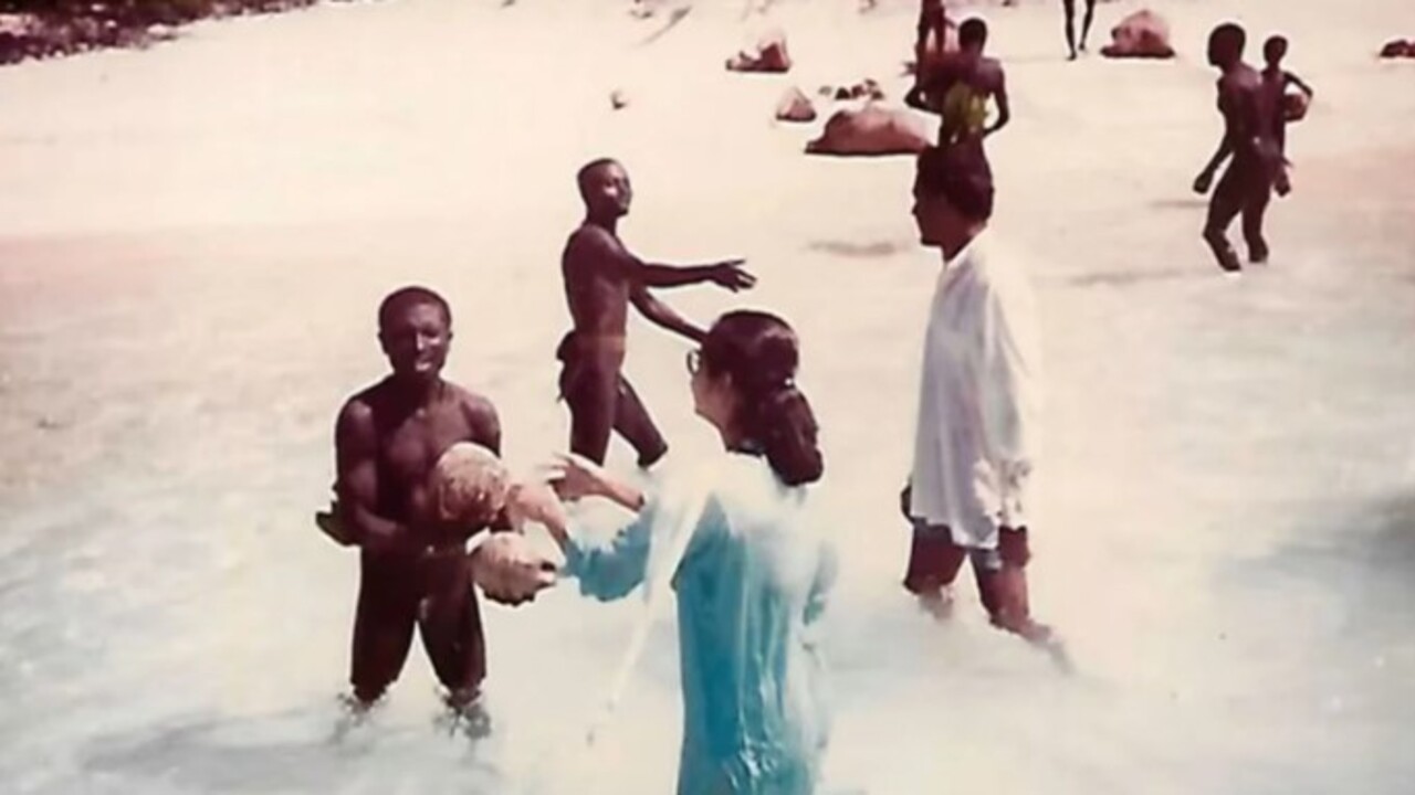 Foto - Ziyaret edecekseniz arkanızı kollayın! Bu adada ziyaretçileri okla öldürmeye çalışıyorlar