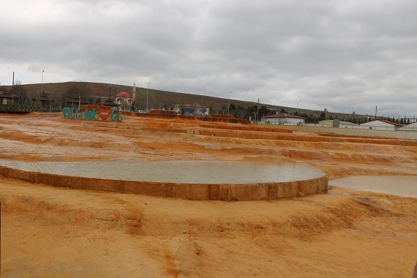 Ziyaretçi akınına uğradı! Burası Pamukkale değil Sıcak Çermik