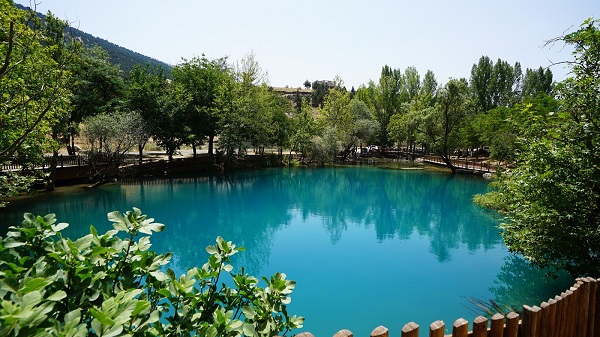 Foto - Ziyaretçi akınına uğruyor! Türkiye'nin gizemli obruğu: Yeşilgöz