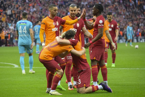 Foto - Ziyech, Tete derken Okan Buruk kapıyı gösterdi! Zaha'nın anlaştığı takım ortaya çıktı