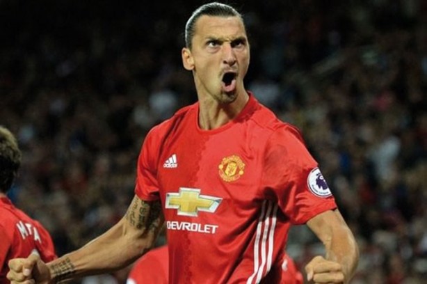 Zlatan, Van Persie'yi yakaladı!