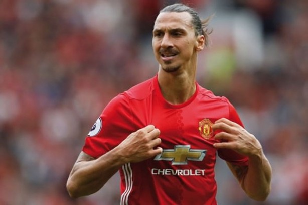 Foto - Zlatan, Van Persie'yi yakaladı!