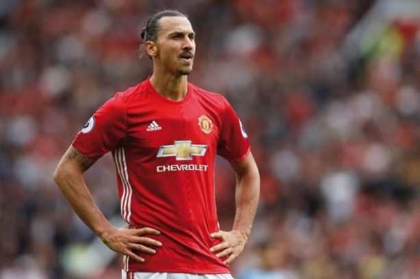 Foto - Zlatan, Van Persie'yi yakaladı!