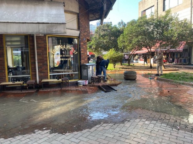 Foto - Zonguldak'ta içme suyu iletim hattına verilen zarar nedeniyle iş yerlerini su bastı