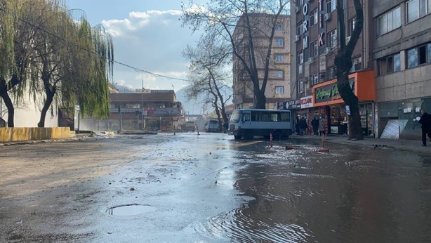 Foto - Zonguldak'ta içme suyu iletim hattına verilen zarar nedeniyle iş yerlerini su bastı