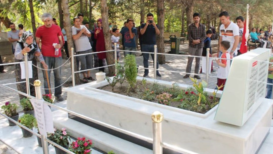 Geçtiğimiz bayram arefe gününün ilk saatlerinde Niğde'den ve farklı illerden gelen yüzlerce kişi, şehit Ömer Halisdemir'in kabrini ziyaret ederek, Kur'an-ı Kerim okuyup dua etti.