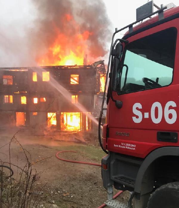 Kastamonu�da 3 katlı ahşap ev kül oldu Yeni Akit