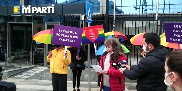 İYİ Parti önünde toplanan LGBT'li sapkınlardan 'özel' teşekkür!