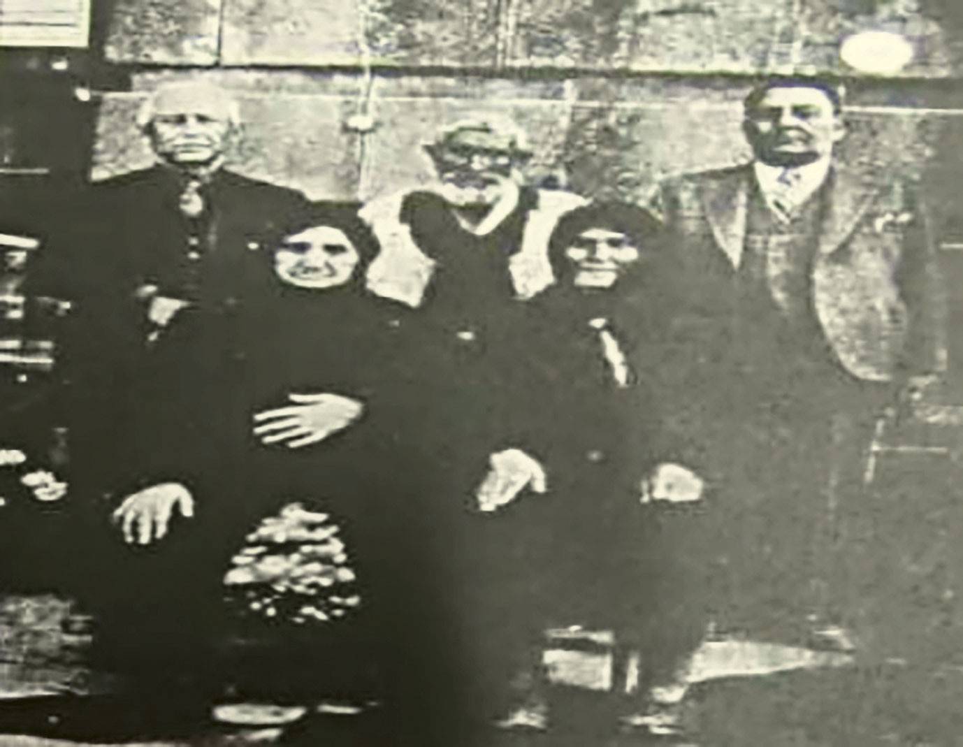  Pertev Demirhan’ın Nene ve Name hatunlarla 99 yaşında hamallık yapan Yaşar Baba arasında çektirdiği fotoğraf. 