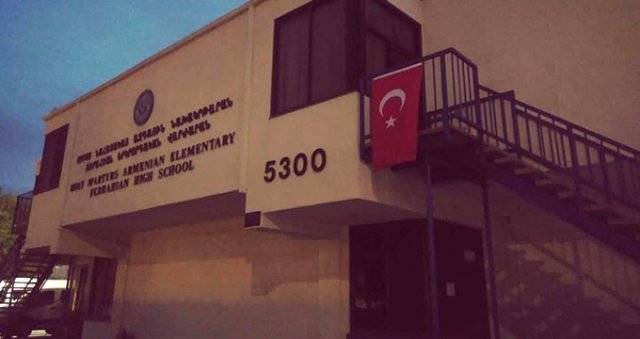 ABD'de 2 Ermeni Okuluna Türk Bayrağı Asıldı