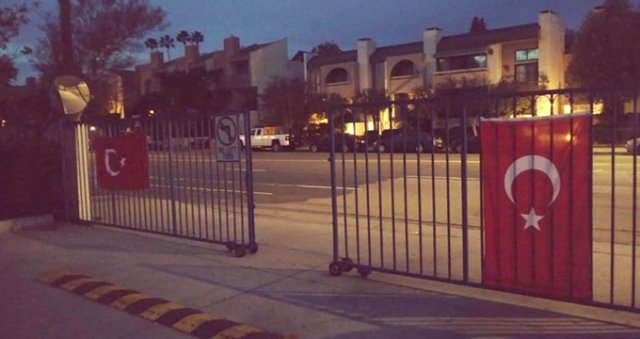 ABD'de 2 Ermeni Okuluna Türk Bayrağı Asıldı