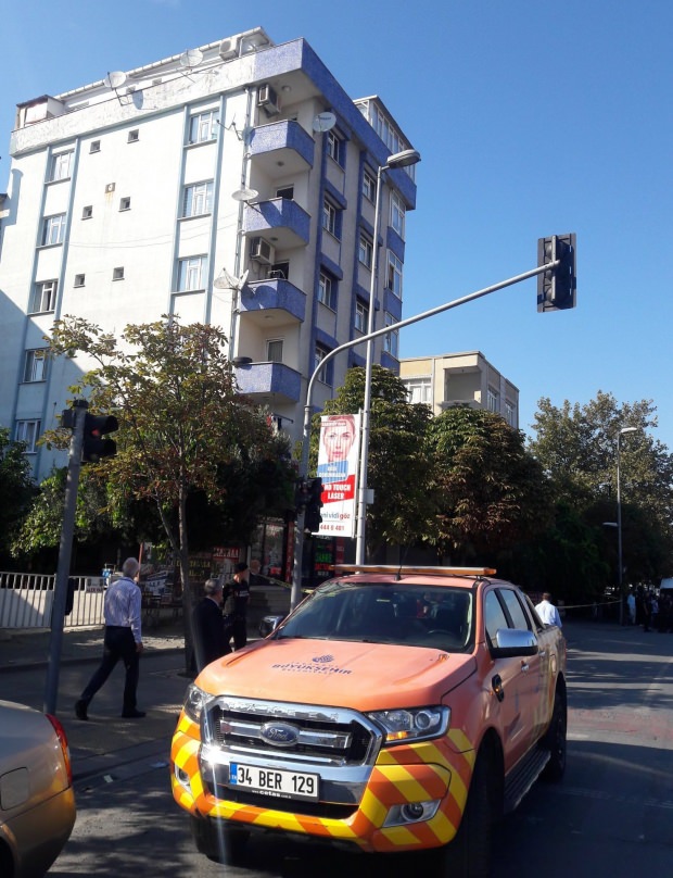 Olay yerine gelen AFAD ekipleri, zarar gören binada inceleme çalışmaları başlattı.