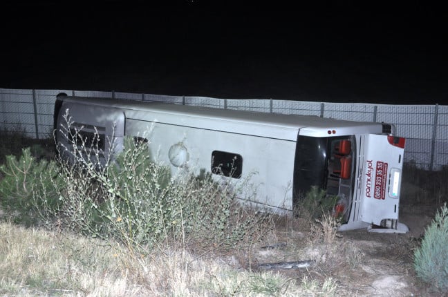 18-09/02/afyonkarahisarda-yolcu-otobusu-devrildi-2-olu-32-yarali_5274_dhaphoto2.jpg