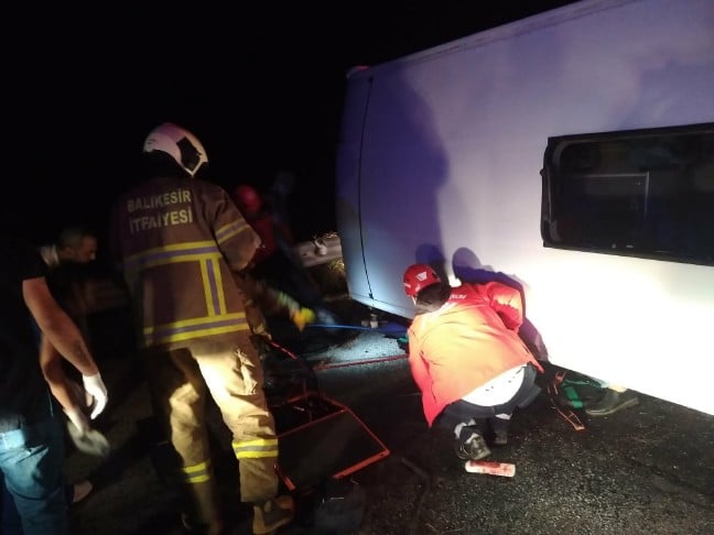 18-09/02/bandirmada-yolcu-minibusu-devrildi-10-yarali_9005_dhaphoto1.jpg