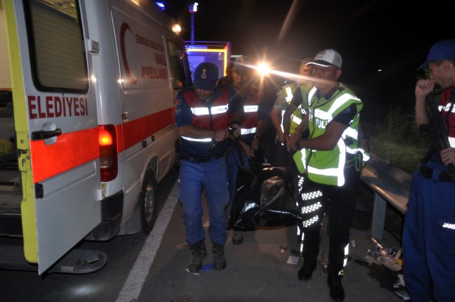 18-09/02/afyonkarahisarda-yolcu-otobusu-devrildi-2-olu-32-yarali_5274_dhaphoto3.jpg