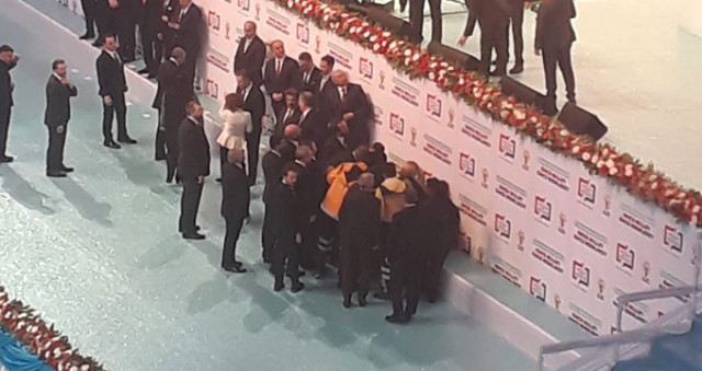 AK Parti Belediye Başkan Adayı, Aday Tanıtım Toplantısı Sırasında Baygınlık Geçirdi