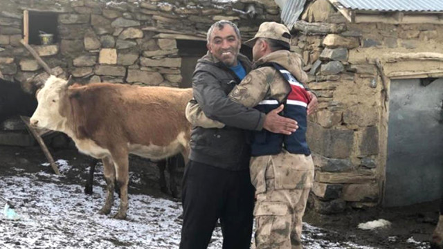 Çalınan Hayvanlarını Bulan Jandarmaya Sarılarak Teşekkür Etti