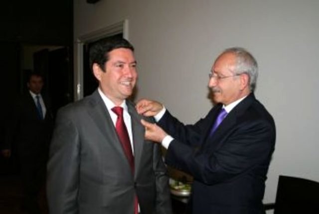 CHP'den Ayrılarak AK Parti'ye geçen Barış Saylak'ın Rozetini <a class='keyword-sd' href='/cumhurbaskani-erdogan/' title='Cumhurbaşkanı Erdoğan'>Cumhurbaşkanı Erdoğan</a> Taktı