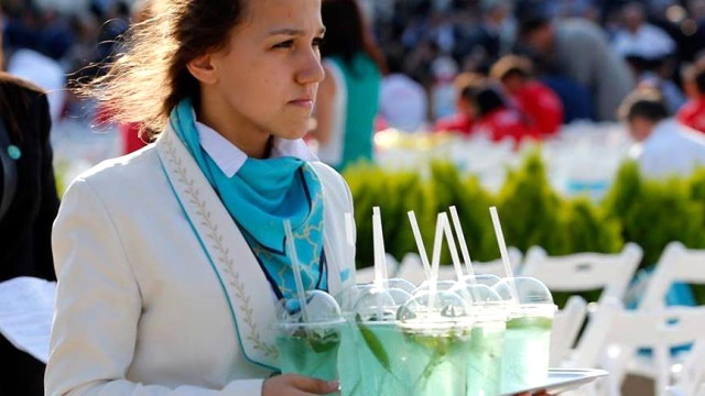 Cumhurbaşkanlığı Külliyesi'ndeki Törende Konuklara 'Abıhayat' İkram Edildi
