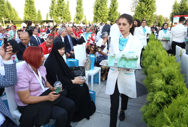 Cumhurbaşkanlığı Külliyesi'ndeki Törende Konuklara 'Abıhayat' İkram Edildi
