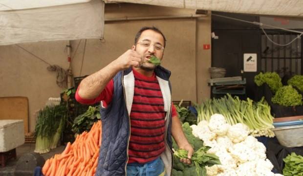 İstanbul’un çeşitli noktalarında ıspanağın içerisinde bulunan yabancı otların tüketilmesi sonrasında çok sayıda vatandaşın zehirlenmesi üzerine çıkan haberlere halk pazarında ıspanak satan esnaf, çiğ ıspanak yiyerek tepki gösterdi.