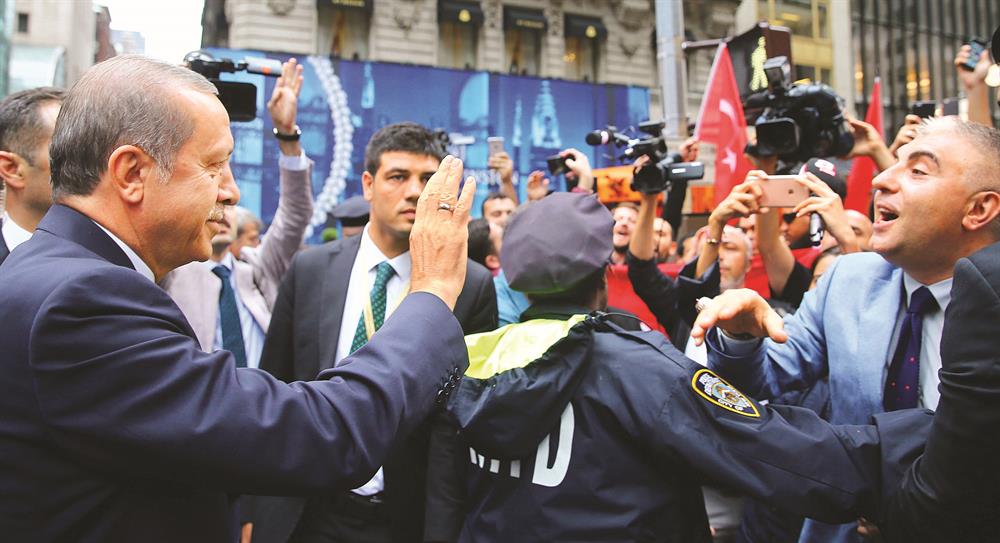 Cumhurbaşkanı Erdoğan, New York’ta konaklayacağı otele gelişinde bir grup Türk tarafından karşılandı. Erdoğan coşkulu grubu bir süre selamlayarak otele girdi.