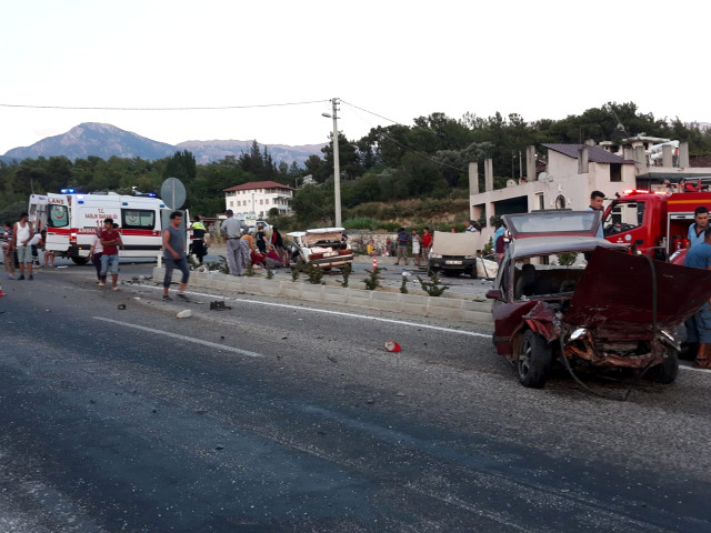 Feci Kazada Otomobil İkiye Bölündü! 4 Yaralı