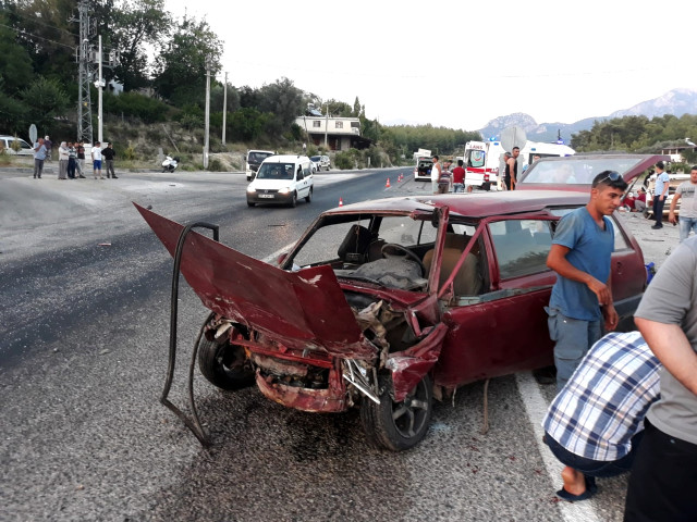 Feci Kazada Otomobil İkiye Bölündü! 4 Yaralı