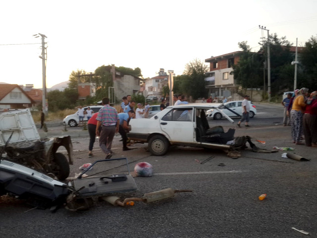 Feci Kazada Otomobil İkiye Bölündü! 4 Yaralı