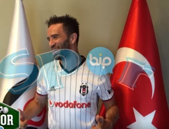 Gökhan Gönül, Beşiktaş'ın beyaz forması ile de poz verdi.