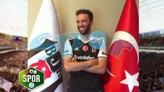 Gökhan Gönül dün İstanbul'a gelerek Beşiktaş ile anlaşmaya varmıştı. Yıldız futbolcu anlaşma sonrasında formayı giyerek poz verdi.
