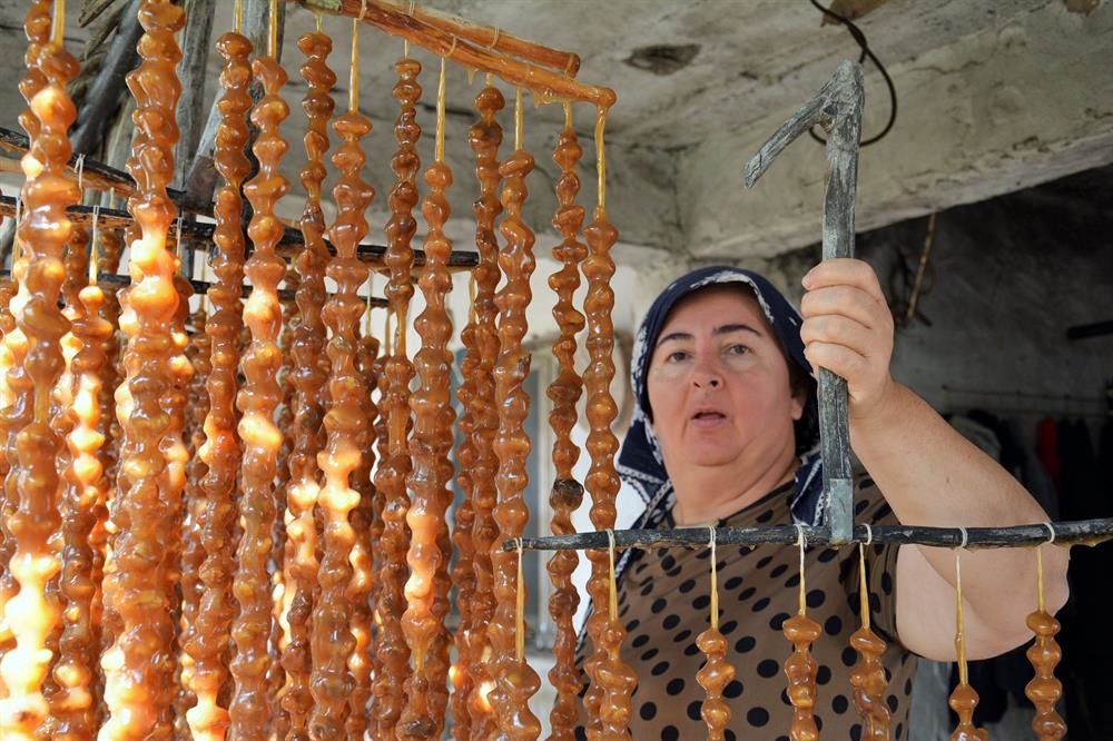 Ailelere ek gelir kaynağı olan cevizli sucuk yapımı gelecek kuşaklara aktarılıyor.
