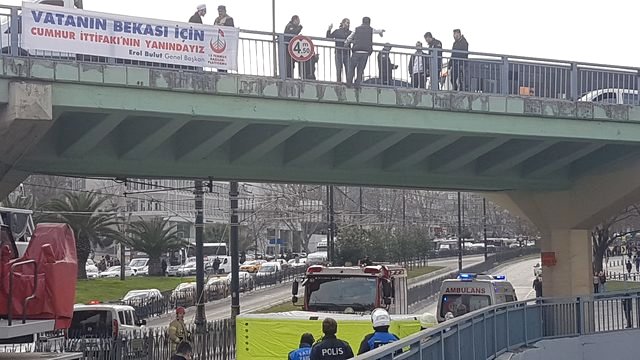 İntihar Girişimi İzleyen Vatandaşlar ile Polis Birbirine Girdi