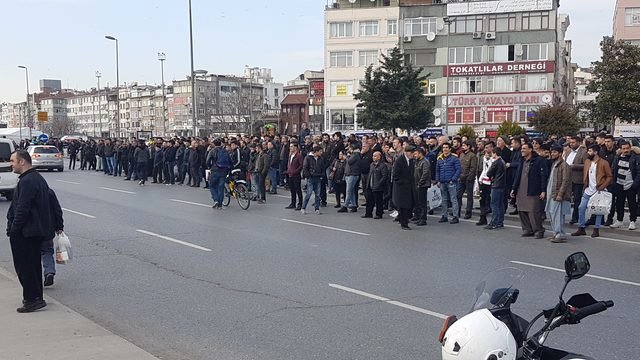 İntihar Girişimi İzleyen Vatandaşlar ile Polis Birbirine Girdi