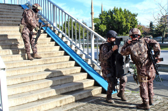 Çılgın Aşığın Silahlı İntihar Girişimi, Özel Harekat Polisini Alarma Geçirdi