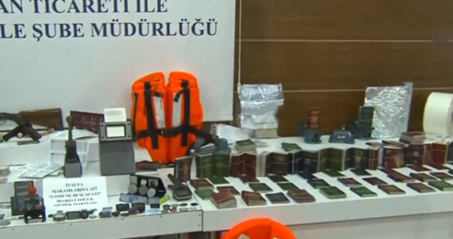 İstanbul Emniyetinin Düzenlediği Operasyonunda Yüzlerce Sahte Pasaport ve Kimlik Ele Geçirildi