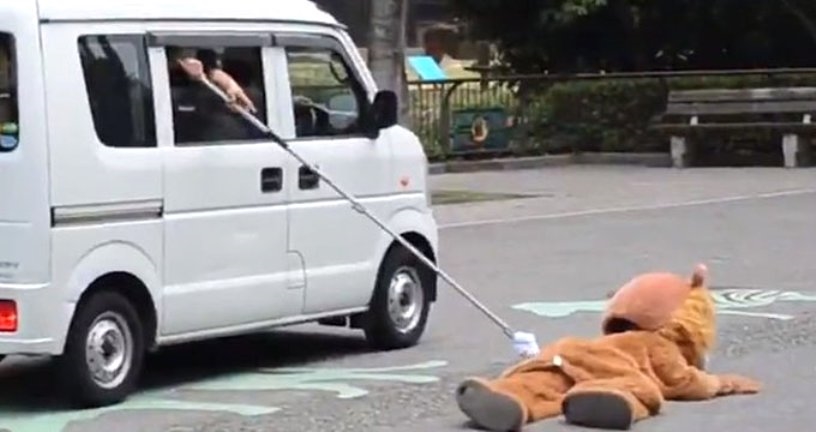 Japonya'da hayvanat bahçesinde yapılan aslan yakalama tatbikatı büyük beğeni topladı Japonya'da hayvanat bahçesinde yapılan aslan yakalama tatbikatı büyük beğeni topladı