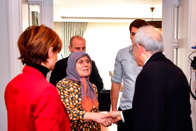 Kılıçdaroğlu'nun, Ekrem İmamoğlu İle Verdiği Poz 'Adaylık Yarışı Bitti' Şeklinde Yorumlandı