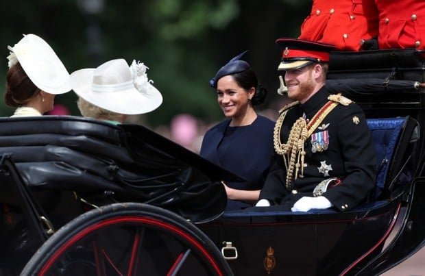 Kraliyet ailesine girdikten sonra oyunculuğu bırakan Meghan Markle doğumdan sonra ilk kez kamuoyunun karşısına çıktı. Meghan, eşi Harry, baldızı Kate ve kayınvalidesi Camilla ile aynı faytonda alana gitti...