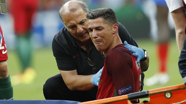 EURO 2016 finalinin 25.dakikasında oyundan çıkmak zorunda kalan Ronaldo, gözyaşlarına hakim olamamıştı.