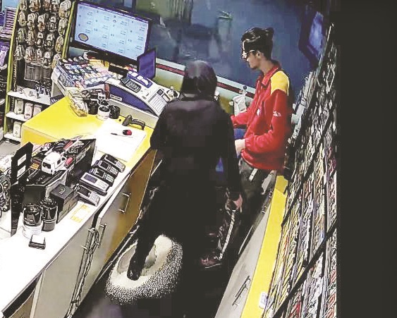 Kasadaki parayı alan eşkıyalar hızla kayıplara karıştı