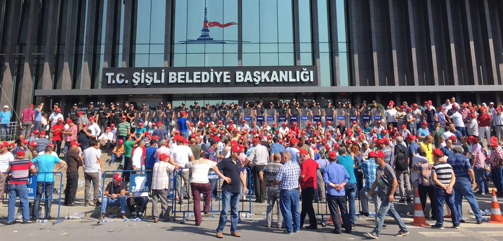 Belediye işçileri Şişli Belediye Başkanlığı önünde eylem yaptı.