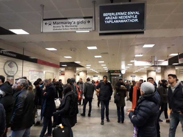 Marmaray Seferleri Durdu, Yolcular Geri Dönüyor