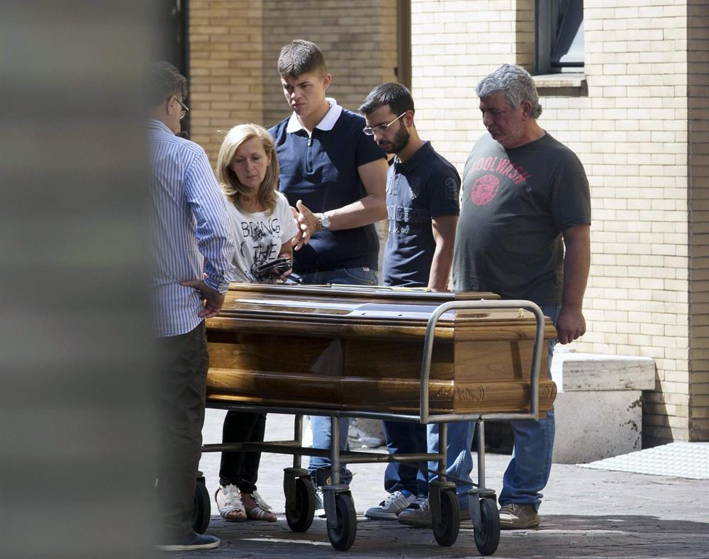 Fiorentina ile Napoli arasında 3 Mayıs 2014'te oynanan final öncesinde De Santis'in silahından çıkan kurşunların hedefi olan ve ağır yaralanarak hastaneye kaldırılan Ciro Esposito, 53 gün komada kaldıktan sonra yaşam mücadelesini kaybetmişti.