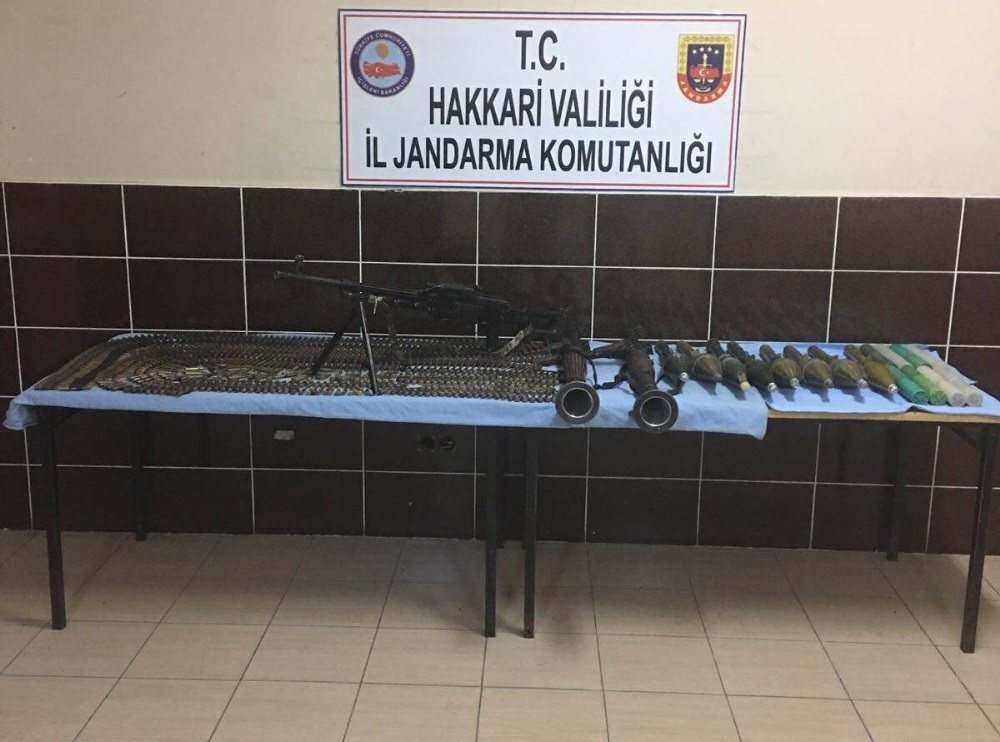 Hakkari’de güvenlik güçleri tarafından yapılan çalışmalarda PKK’ya ait sığınakta çok sayıda silah ve mühimmat ele geçirildi.