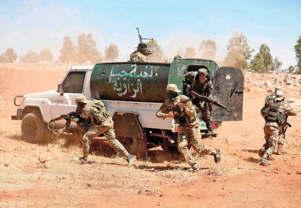 Birleşik Arap Emirlikleri ile bazı Körfez ülkelerinin fonladığı, CIA’in yönlendirdiği gruplar İdlib’i büyük bir çatışmanın eşiğine getirdi. Günlerdir süren bombardımandan kaçarak sınıra dayanan siviller de ajanlar eliyle Türkiye’ye karşı kışkırtıldı.