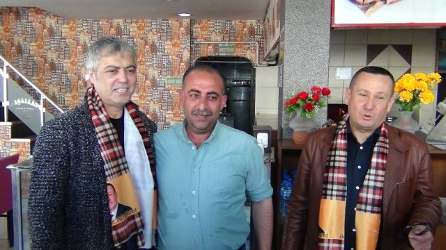 Ünlü Sanatçı Cengiz Kurtoğlu, Kapı Kapı Dolaşıp AK Parti Adayına Oy İstedi