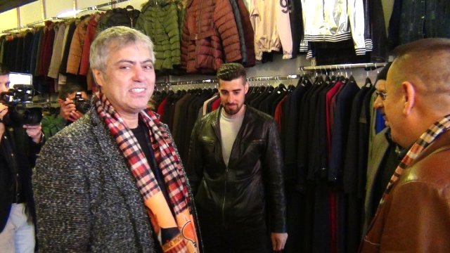 Ünlü Sanatçı Cengiz Kurtoğlu, Kapı Kapı Dolaşıp AK Parti Adayına Oy İstedi