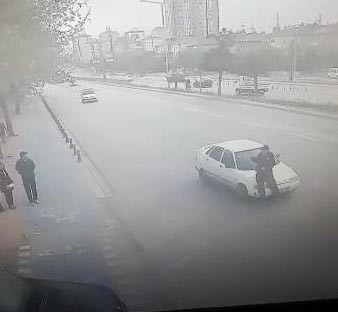 18-04/18/valiye-selam-veren-polise-carpan-surucu-trafik-yogundu-kacamadim_3928_dhaphoto3.jpg