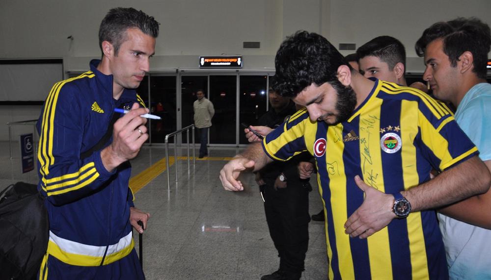 Van Persie taraftara imza dağıtırken, minik bir taraftarı göremedi.